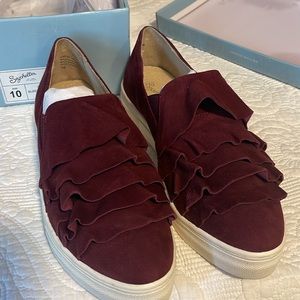 Seychelles Quake Burgundy.